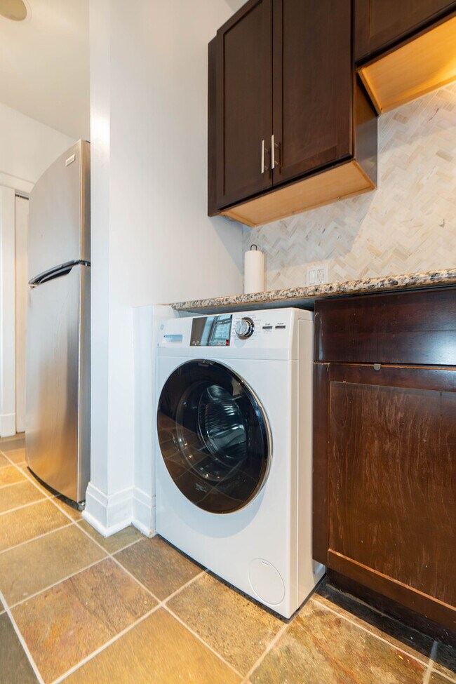 Building Photo - 536 1/2 W Cornelia Ave