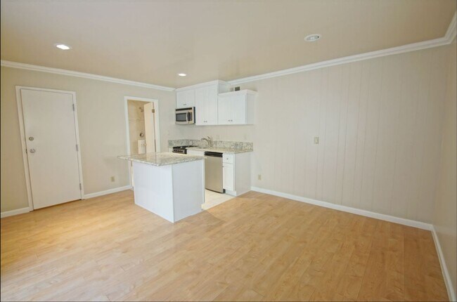 Building Photo - 320 24th Street