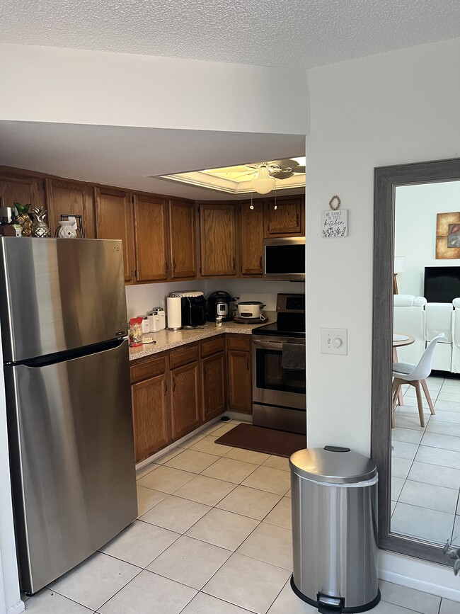 Kitchen - 13303 Broadhurst Loop