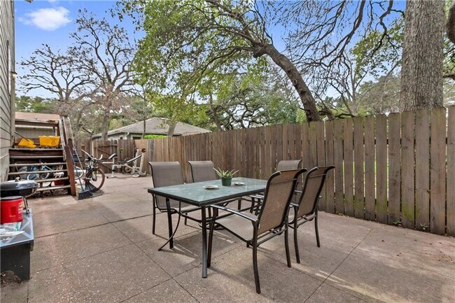 Building Photo - Duplex 11 Bedrooms 6 Baths Available August 2025