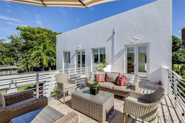 Building Photo - 696 NE 68th St