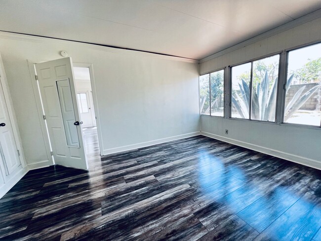 Building Photo - 4 BED HOUSE with Garage, Yard, Pets Consid...