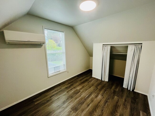Building Photo - Newly Remodeled Apartment in the Center of Downtown Poulsbo!