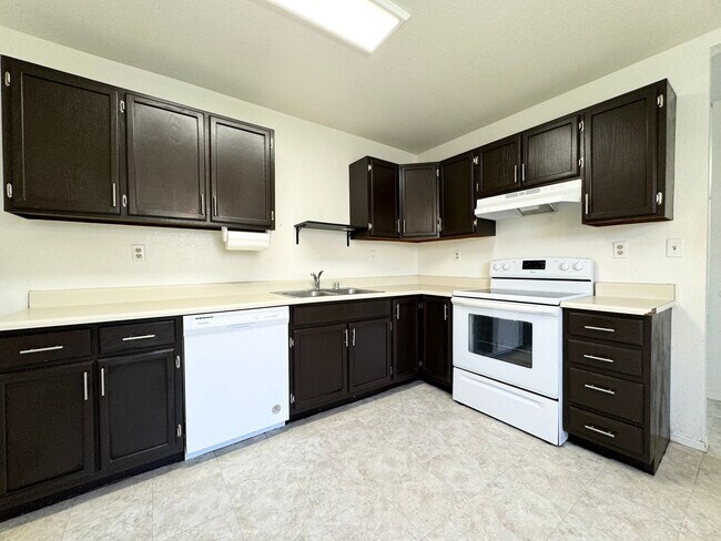 Building Photo - COMING SOON!! 3 Bedroom 2 Bathroom Apartment in Cathedral City!
