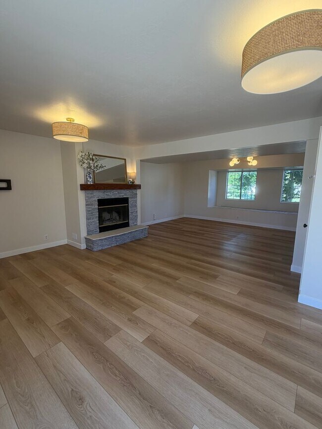 Building Photo - GORGEOUS SPACOUS HOMESTEAD!!!