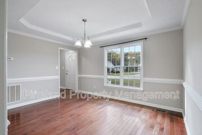 Building Photo - 320 Roundtree Dr