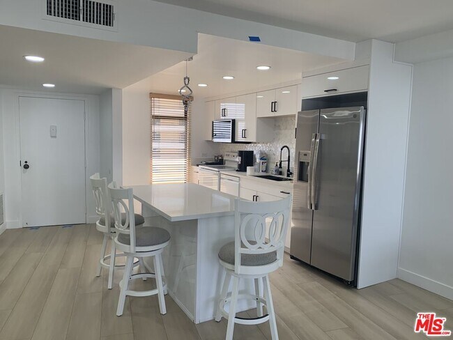 Building Photo - 4265 Marina City Dr