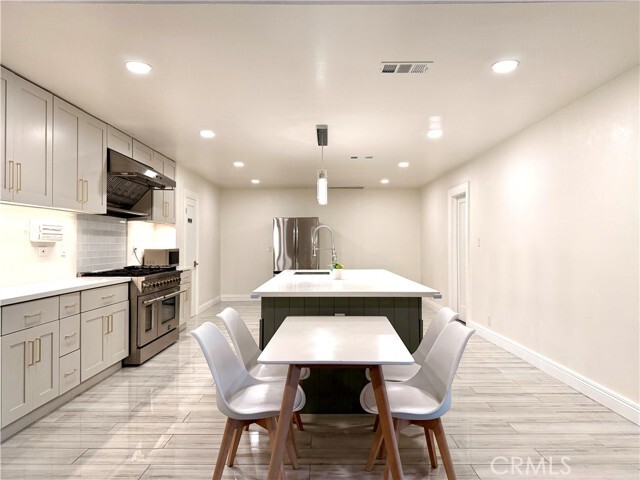 Building Photo - 9912 Newcomb Ave