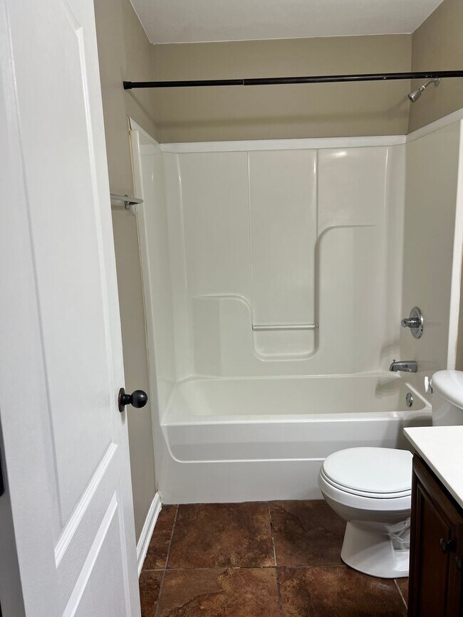 Building Photo - 3 bed/2bath Townhome freshly painted!