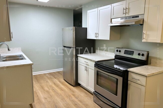 Building Photo - Fully Remodeled 3-Bed Home with Spacious Y...