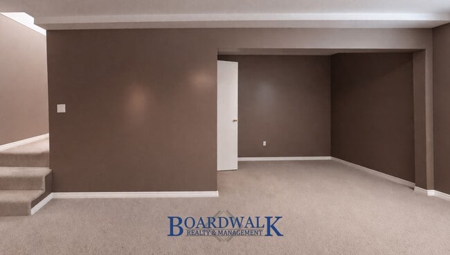 Building Photo - Beautiful 6 Bedroom Home in Sandy!