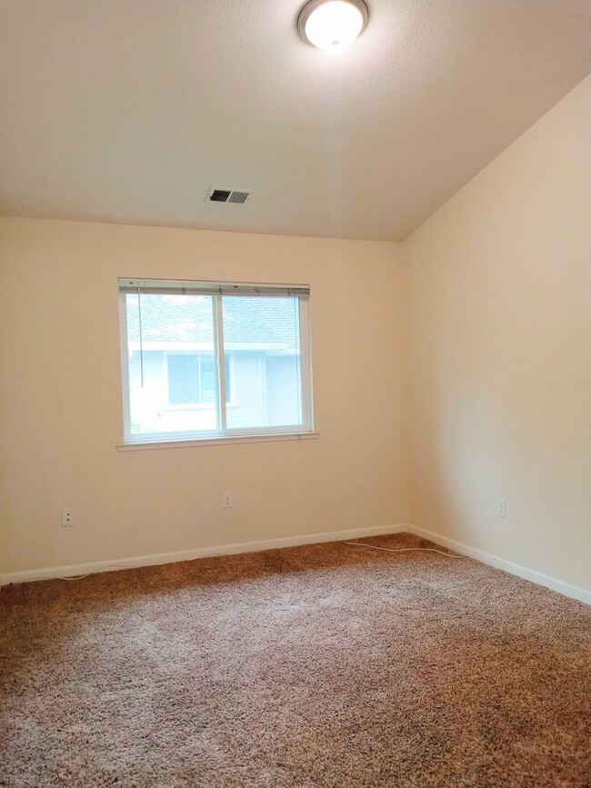 Building Photo - Great Second Floor 2bd Condo With Pool in ...