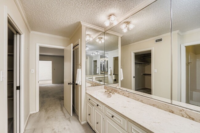 Building Photo - Spacious 3-Bed Townhome in Northwest Hills – Over 3,200 Sq Ft with Courtyard & 2-Car Garage