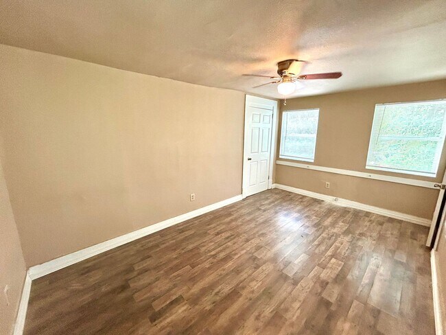 Building Photo - 1137 W Ashby Pl