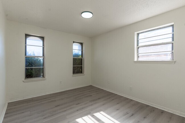 Building Photo - 5113 S Briarwood Dr