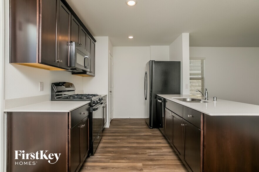 Building Photo - 1614 River Xing Dr