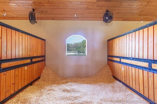 Building Photo - 14943 Paddock Dr