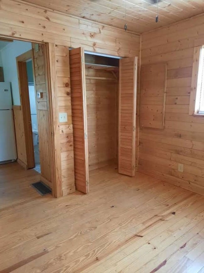 Building Photo - $1,500 - 2 Bedroom 1.5 Bathroom Cottage on...