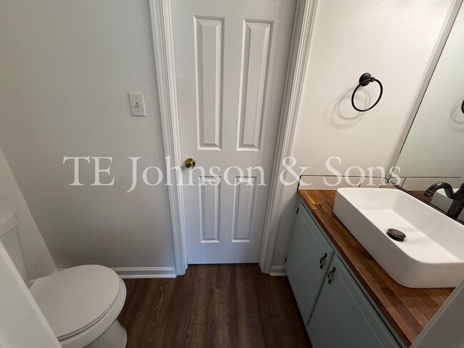 Building Photo - Stylish Townhome with Ensuite Baths & Comm...