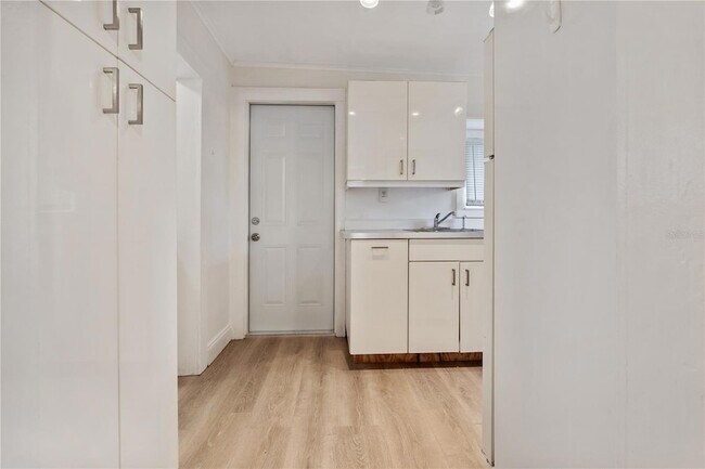 Building Photo - 6703 N Elizabeth St