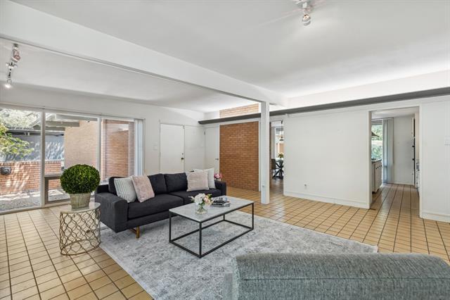 Building Photo - 10714 Royal Springs Dr