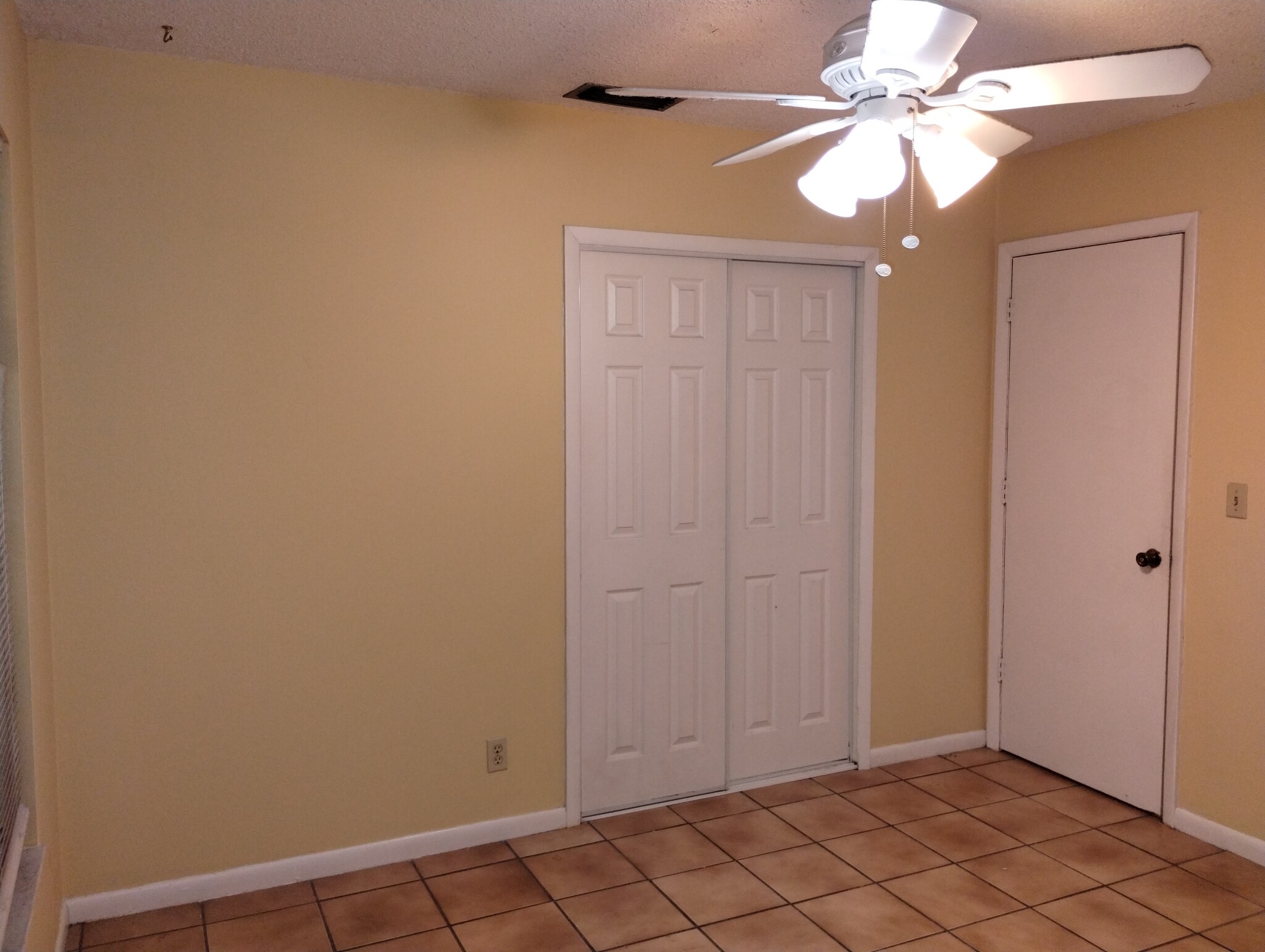 Front bedroom - 9018 SE Hobe Ridge Ave