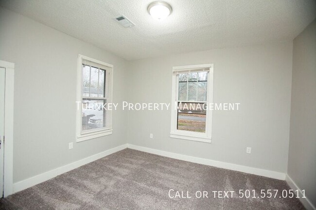 Building Photo - 1415 S Cedar St