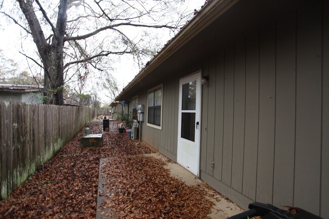 Building Photo - Cedar Chase Duplex For Fall 2025