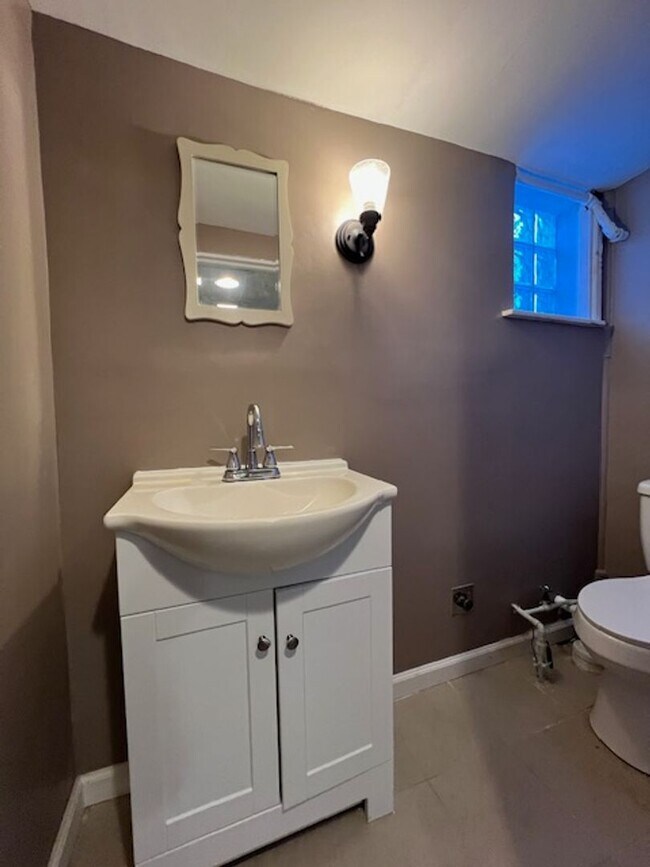 Building Photo - 3 Bedroom Home with Basement and yard