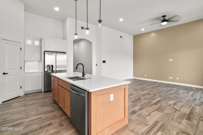 Building Photo - 874 Harpendem Dr