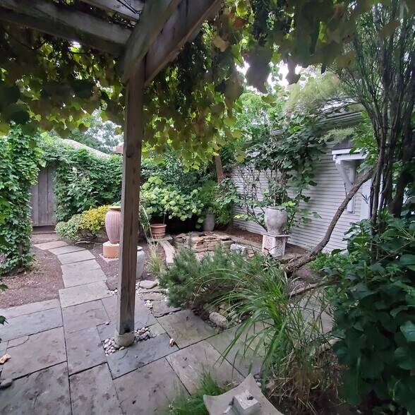 Building Photo - 4704 N Kennicott Ave