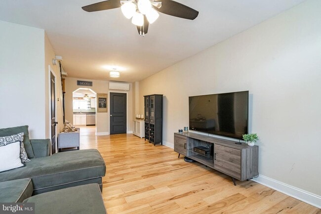 Building Photo - 225 W 6th Ave