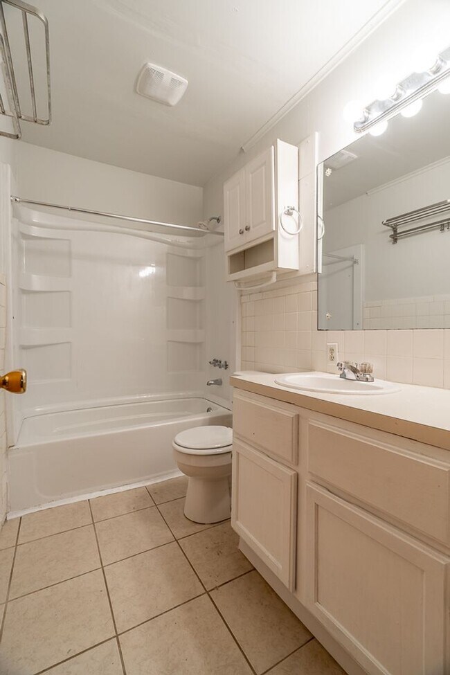 Building Photo - 4 Bedroom Home near UofA! Park-like yard! Lawn care included! Available for Fall semester!