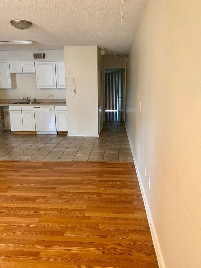 Building Photo - SUPER CUTE! 1st Floor 1 Bedroom/ 1 Bath Condo in Garden City! Close to the beach!