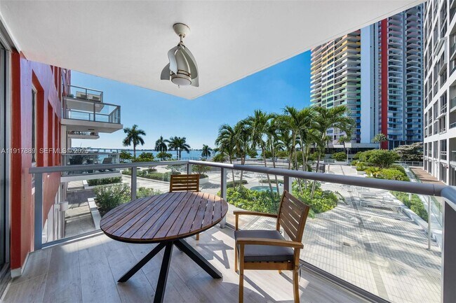 Building Photo - 1541 Brickell Ave