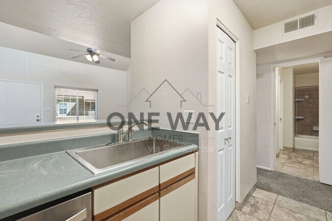 Building Photo - 1126 W Elliot Rd