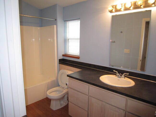 Building Photo - One Bedroom Apartment Above House, Close to Downtown