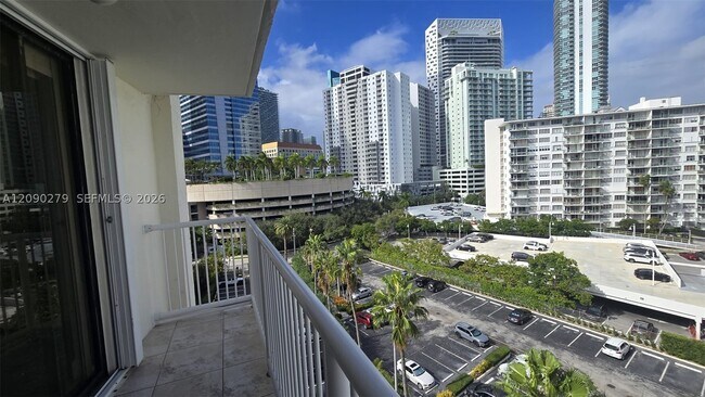 Building Photo - 1440 Brickell Bay Dr