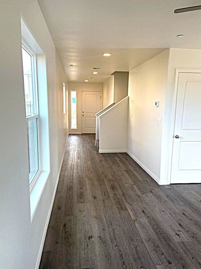 Building Photo - 450 Sherwood Pl