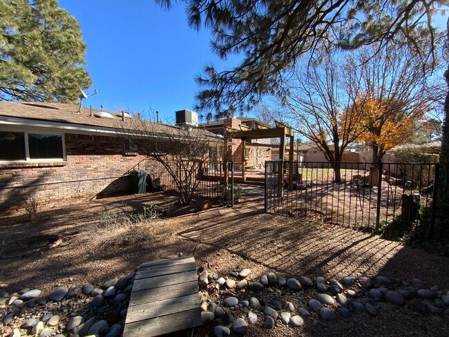 Building Photo - 5 Bedroom Home Available Near Wyoming Blvd NE & Comanche Rd NE!