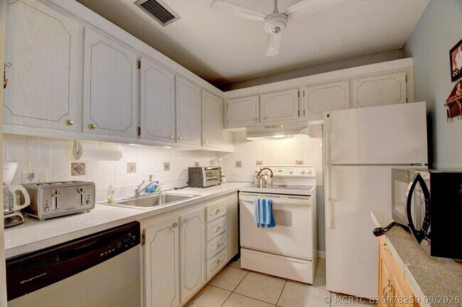 Building Photo - 400 Village Green Cir W