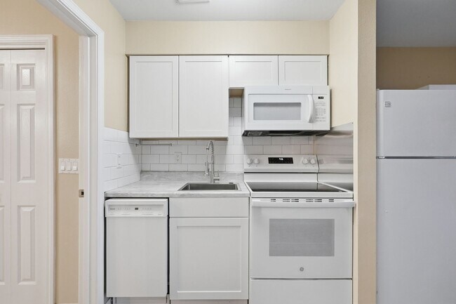Building Photo - Waterfront Condo in Bluewater Bay!