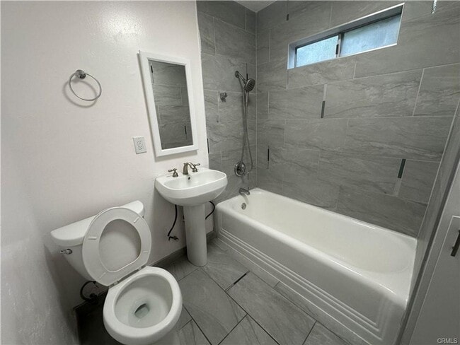 Building Photo - 3bed/1bath We work all types of credit.