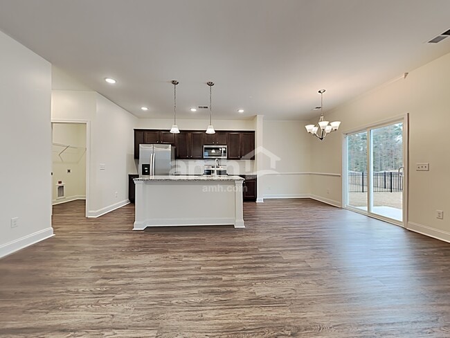 Building Photo - 617 W Lionel Rd