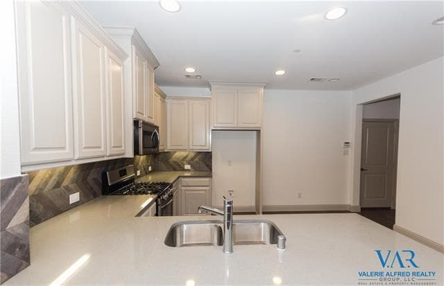 Building Photo - 2221 Jameson Ln