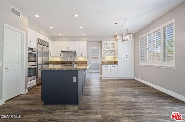 Building Photo - 335 Kitetail St