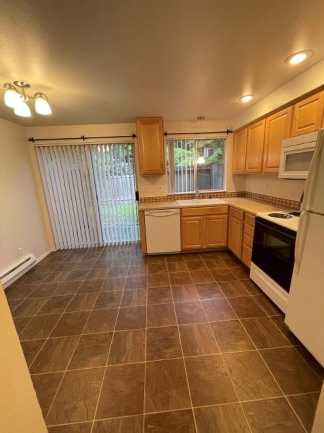 Building Photo - 2Bd/1.5Ba Lynnwood Townhouse