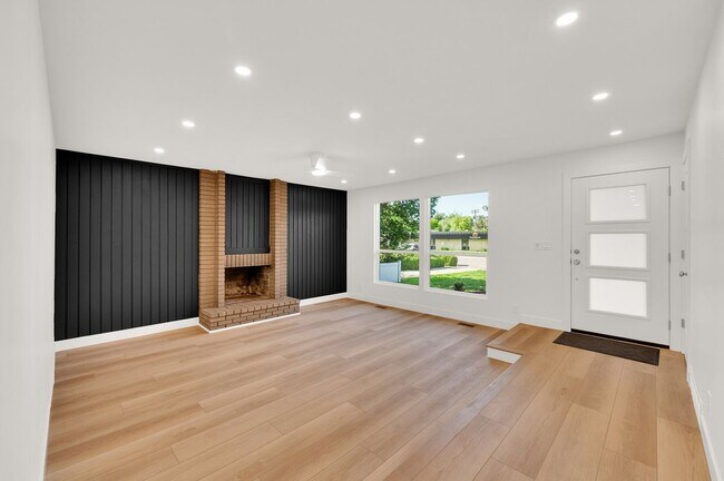 Building Photo - 1210 E Bonner Way
