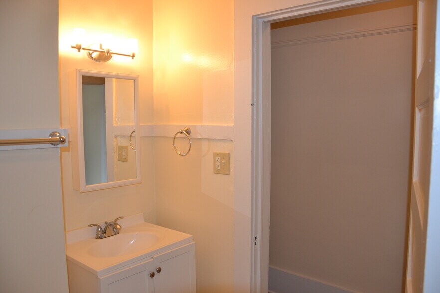 bathroom 1 - 272 Audubon St
