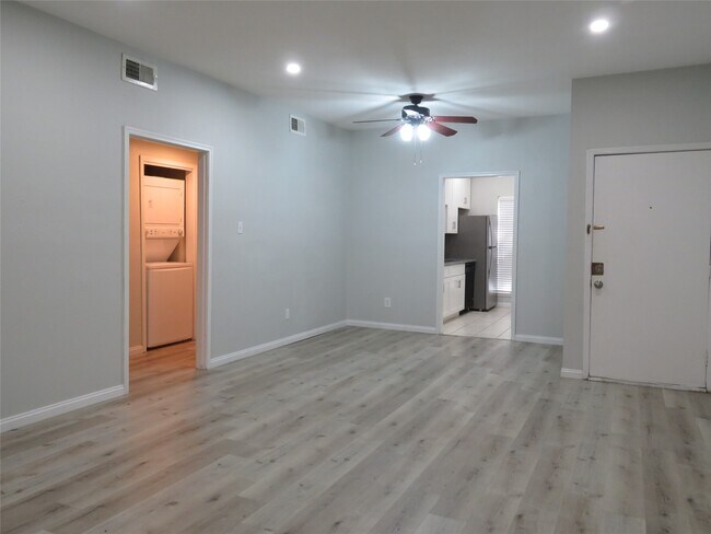 Building Photo - 9707 Richmond Ave.